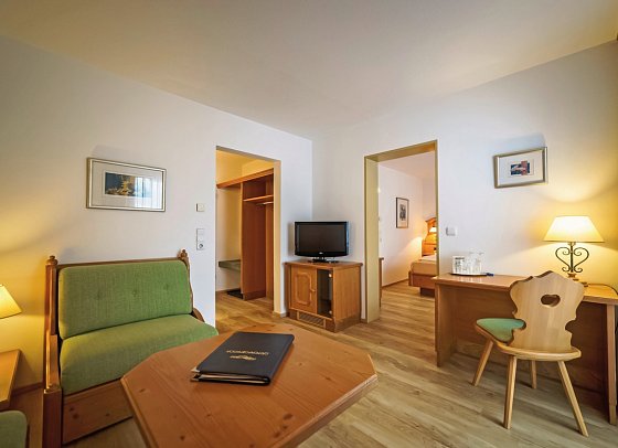 Parkhotel Sonnenhof - Wohnbeispiel Juniorsuite Balkon und Familienzimmer (Zimmercodierungen JB1 & FB1)