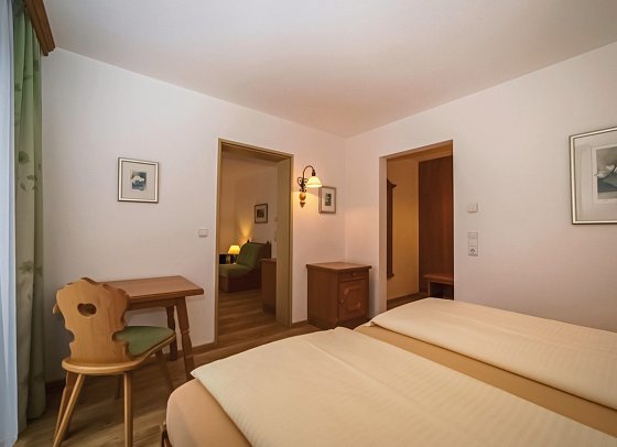 Parkhotel Sonnenhof - Wohnbeispiel Juniorsuite Balkon und Familienzimmer (Zimmercodierungen JB1 & FB1)