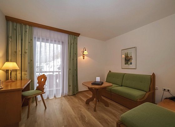 Parkhotel Sonnenhof - Wohnbeispiel Juniorsuite Balkon und Familienzimmer (Zimmercodierungen JB1 & FB1)