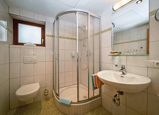 Parkhotel Sonnenhof - Beispiel Bad Juniorsuite Balkon und Familienzimmer (Zimmercodierungen JB1 & FB1)