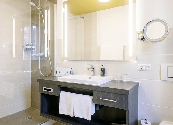 HENRI Hotel Garmisch-Partenkirchen - Beispiel Bad Doppelzimmer Chambre (Zimmercodierungen DB1 & DB2)