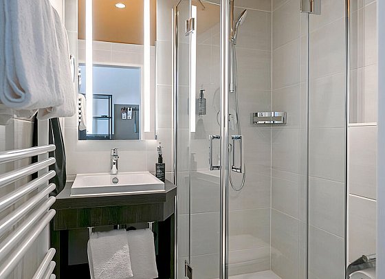 HENRI Hotel Garmisch-Partenkirchen - Beispiel Bad Doppelzimmer Kabinett (Zimmercodierung K)