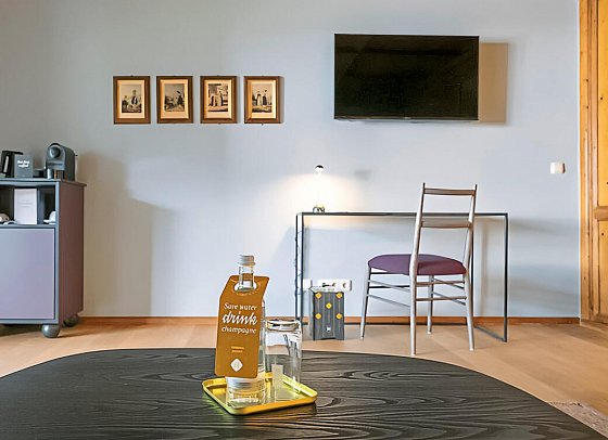 HENRI Hotel Garmisch-Partenkirchen - Wohnbeispiel Doppelzimmer Salon mit Balkon (Zimmercodierung SLB)