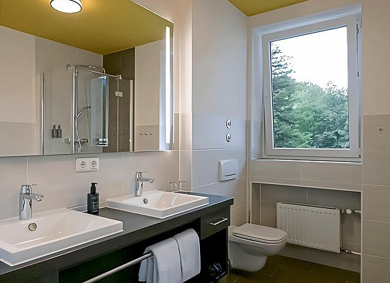 HENRI Hotel Garmisch-Partenkirchen - Beispiel Bad Wohnbeispiel Doppelzimmer Salon mit Balkon (Zimmercodierung SLB)