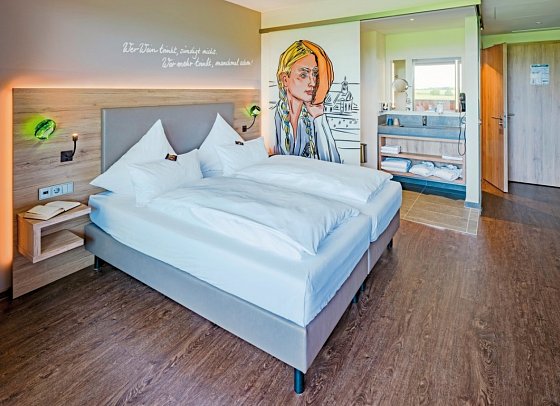 Sonnenhotel Weingut Römmert - Wohnbeispiel Doppelzimmer Weingarten (Zimmercodierungen DB2 & DX4)