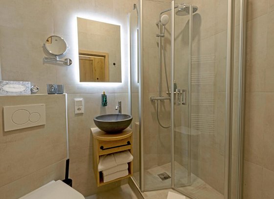 BERGlässig Hotel Bodenmais - Beispiel Bad Doppelzimmer Deluxe (Zimmercodierung DD3)