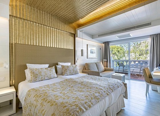 Hoposa Illa d'Or - Wohnbeispiel Doppelzimmer seitl. Meerblick (Zimmercodierung DBN)
