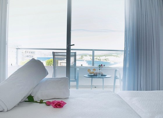 Reverence Life - Wohnbeispiel Doppelzimmer Komfort seitl. Meerblick (Zimmercodierung DFN)