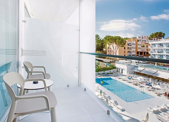 Reverence Life - Wohnbeispiel Doppelzimmer Komfort Poolblick (Zimmercodierung DFP)