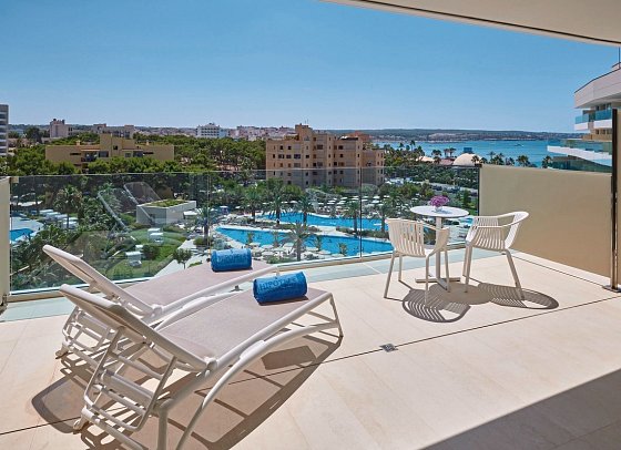 Hipotels Gran Playa de Palma - Beispiel Terrasse Juniorsuite Poolblick (Zimmercodierung JBP)
