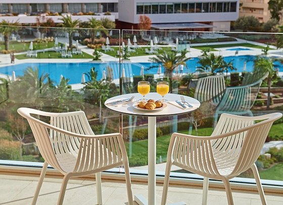Hipotels Gran Playa de Palma - Beispiel Balkon Doppelzimmer Poolblick (Zimmercodierung DBP)