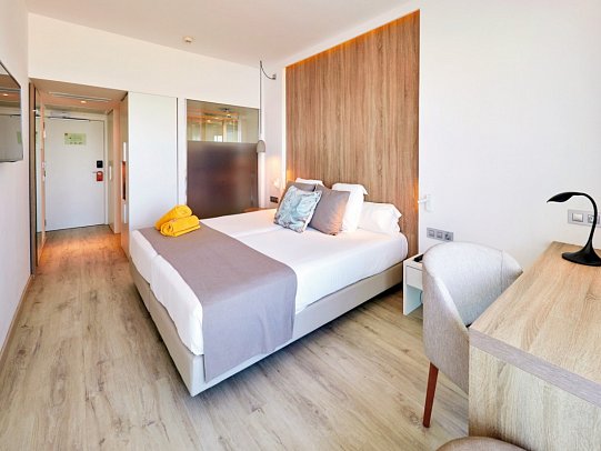 BQ Aguamarina Boutique - Wohnbeispiel Doppelzimmer Straßenblick (Zimmercodierung DB1)