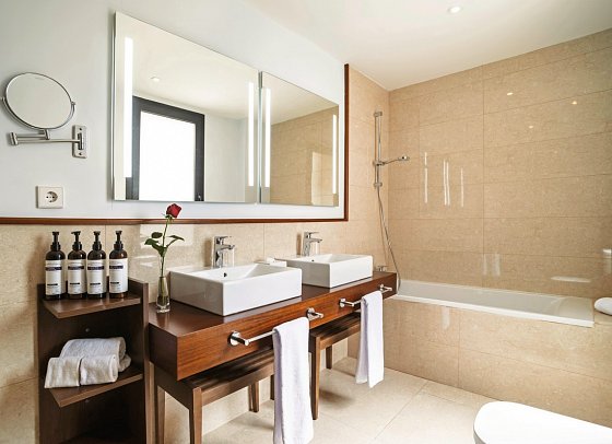 Secrets Mallorca Villamil Resort & Spa - Beispiel Bad Suite frontaler Meerblick Preferred Club (Zimmercodierung WTM)