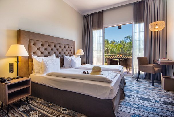 Lindner Hotel Mallorca Portals Nous, part of JdV by Hyatt - Wohnbeispiel Doppelzimmer 1 Kingsize Bett oder 2 Twinbetten Poolblick (Zimmercodierung D1P)