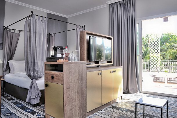 Lindner Hotel Mallorca Portals Nous, part of JdV by Hyatt - Wohnbeispiel Doppelzimmer Deluxe 1 Kingsize Bett Golfseite/Poolblick (Zimmercodierungen D2F & D2P)