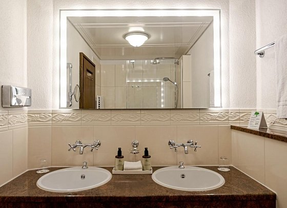 Vier Jahreszeiten am Schluchsee - Beispiel Bad Doppelzimmer Komfort Süd (Zimmercodierung DF1)