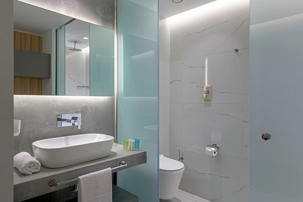 Avra Beach Resort - Badbeispiel Doppelzimmer Superior seitl. Meerblick (Zimmercodierung DSN)
