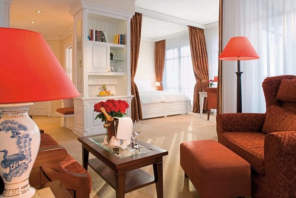Yachthafenresidenz Hohe Düne - Wohnbeispiel Captains Suite Meerblick und Balkon (Zimmercodierung W1M)