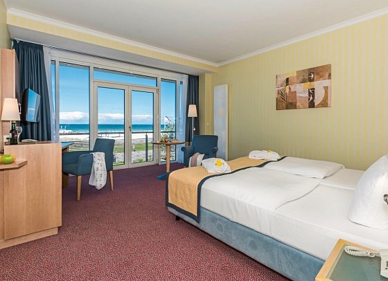 Strand-Hotel Hübner - Wohnbeispiel Doppelzimmer Meerblick (Zimmercodierung D1M)
