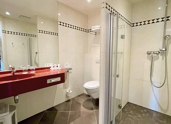 Morada Strandhotel Ostseebad Kühlungsborn - Beispiel Bad Doppelzimmer (Zimmercodierungen D1L, D1N & D1M)