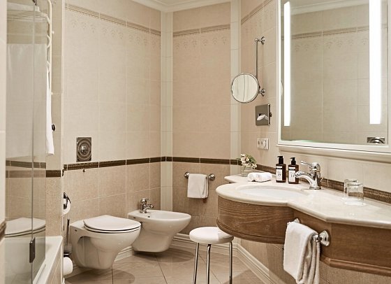 A-ROSA Kurhaus Binz - Beispiel Bad Doppelzimmer Meerblick (Zimmercodierung D1M)