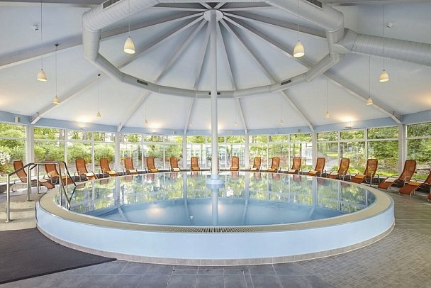 Dorint Seehotel Binz-Therme Binz/Rügen - Wellnessbereich mit Liegen und Pool