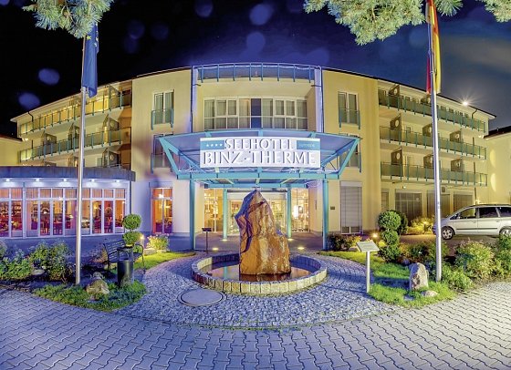 Dorint Seehotel Binz-Therme Binz/Rügen Strand-Appartements - Hotelansicht am Abend