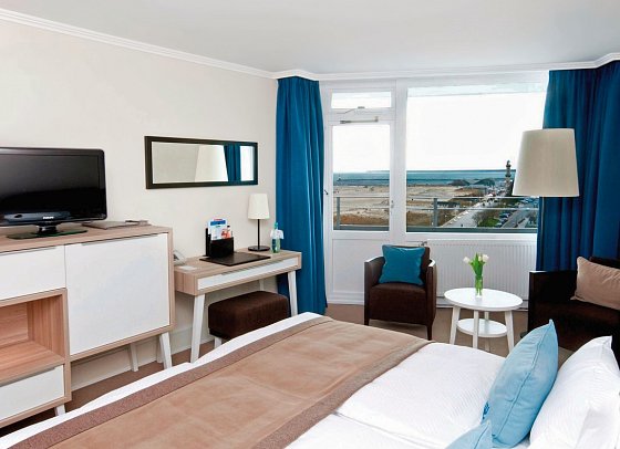 Hotel Neptun - Wohnbeispiel Doppelzimmer Meerblick mit Balkon (Zimmercodierungen D1M, XB1, XB3 & XB5)