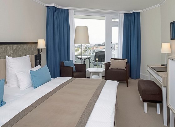 Hotel Neptun - Wohnbeispiel DZ Meerblick mit Balkon (Zimmercodierungen D1M, XB1, XB3 & XB5)