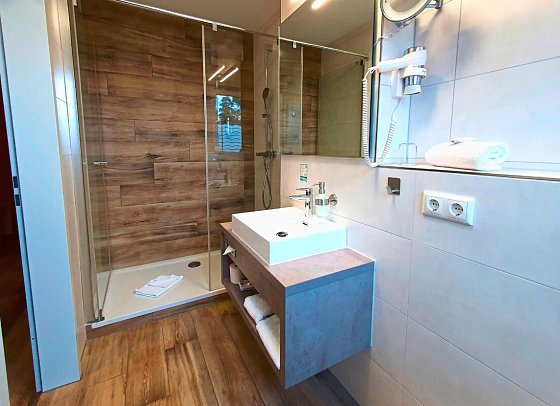 R&R Strandhotel Baabe - Beispiel Bad Einzelzimmer ohne Balkon (Zimmercodierung EB1)