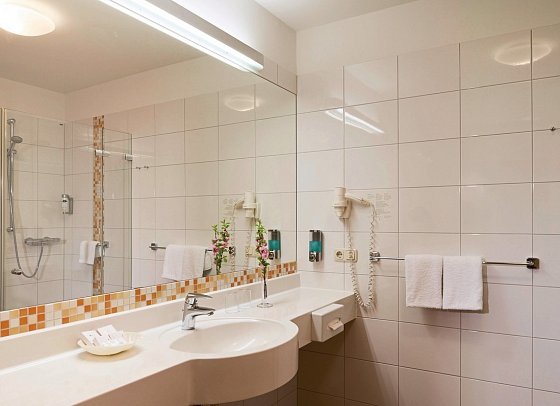 R&R Strandhotel Baabe - Beispiel Bad Doppelzimmer Komfort Balkon oder Terrasse (Zimmercodierung DB2)