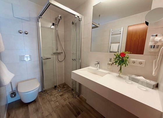 R&R Hotel Strandallee - Beispiel Bad Doppelzimmer (Zimmercodierungen DB1 & DB2)