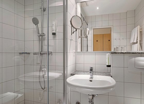 IFA Rügen Hotel & Ferienpark - Hotel - Beispiel Bad Doppelzimmer Balkon (Zimmercodierungen DB1 & DC1)