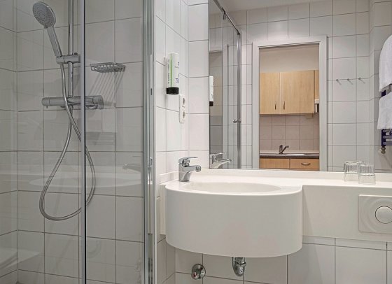 IFA Rügen Hotel & Ferienpark - Ferienwohnungen - Beispiel Bad Appartement Balkon (Zimmercodierung AB1)