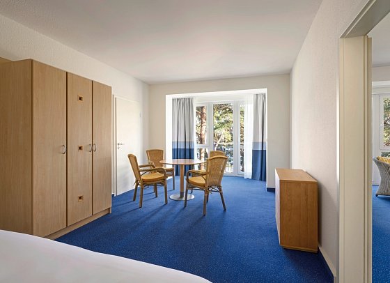 IFA Rügen Hotel & Ferienpark - Ferienwohnungen - Wohnbeispiel 2-Raum Appartement Balkon (Zimmercodierung OB1)