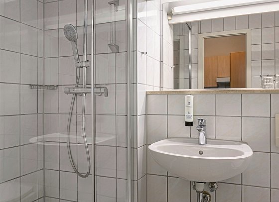 IFA Rügen Hotel & Ferienpark - Ferienwohnungen - Beispiel Bad 2-Raum Appartement Balkon (Zimmercodierung OB1)