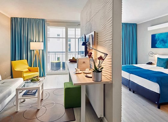 SEETELHOTEL Kaiserstrand Beachhotel - Wohnbeispiel Juniorsuite Landseite (Zimmercodierung JBL)
