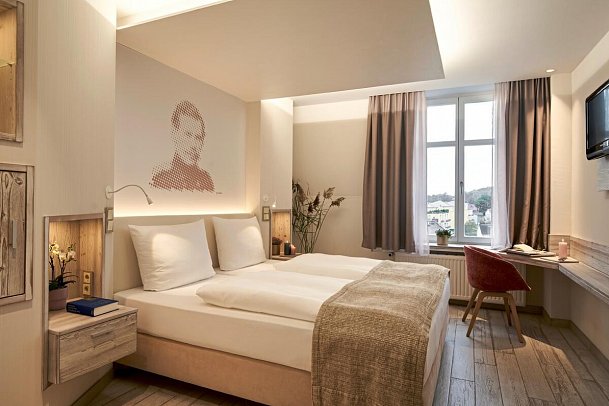 SEETELHOTEL Strandhotel Atlantic - Wohnbeispiel Doppelzimmer Landseite Literaturgeflüster (Zimmercodierung D1L)