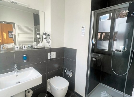 Hafenresidenz Stralsund - Beispiel Bad Doppelzimmer Altstadtblick (Zimmercodierung DB1)