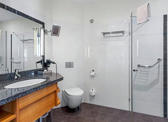 Kur- und Wellness Hotel Mönchgut - Beispiel Bad Doppelzimmer (Zimmercodierungen D4L & DBC)