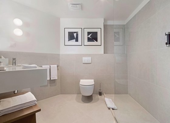 Bluesun Hotel Soline - Beipiel Bad Doppelzimmer Premium Meerblick (Zimmercodierung DMM)