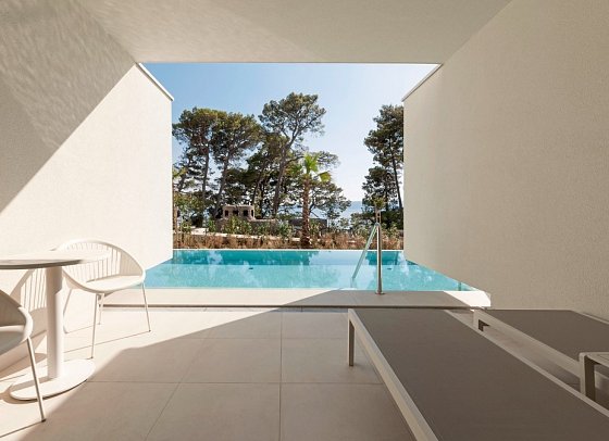 Bluesun Hotel Berulia - Beispiel Terrasse Doppelzimmer Superior Swim Up (Zimmercodierung DSQ)