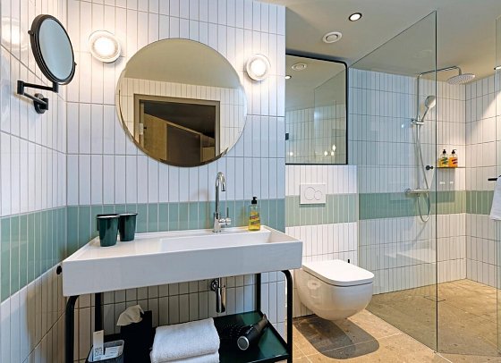 Urban Nature Bad Gastein – Badeschloss - Beispiel Bad Doppelzimmer Komfort (Zimmercodierung DF1)