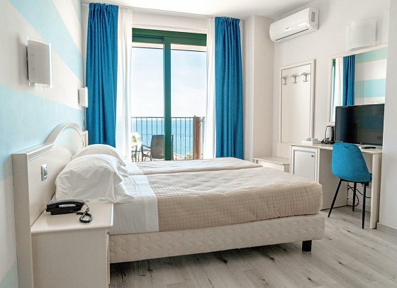 AHG Riva del Sole - Wohnbeispiel Doppelzimmer Superior Seeblick (Zimmercodierung DSI)