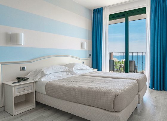 AHG Riva del Sole - Wohnbeispiel Doppelzimmer Superior Seeblick (Zimmercodierung DSI)