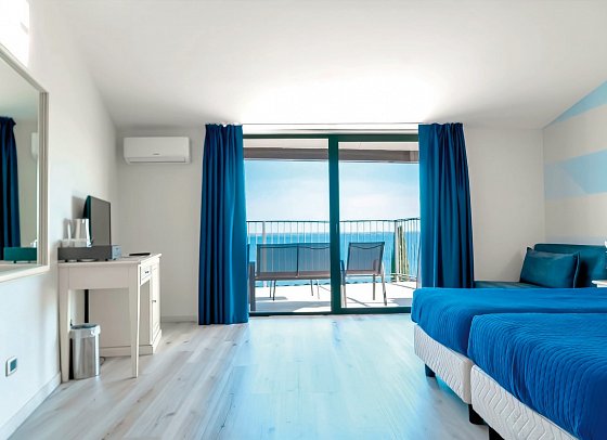 AHG Riva del Sole - Wohnbeispiel Doppelzimmer Panoramic Seeblick (Zimmercodierung DB2)
