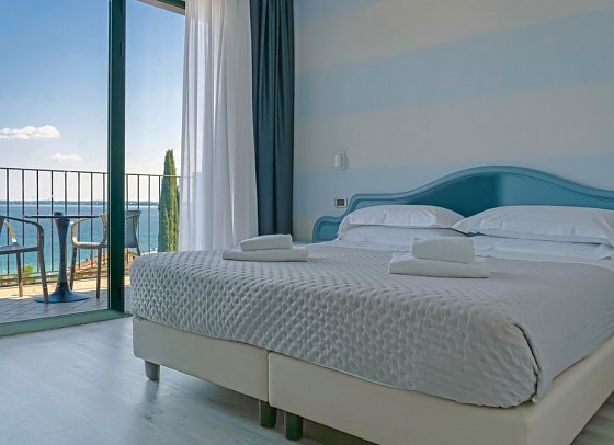 AHG Riva del Sole - Wohnbeispiel Doppelzimmer Superior Seeblick (Zimmercodierungen DB1, DB2 & DSI)