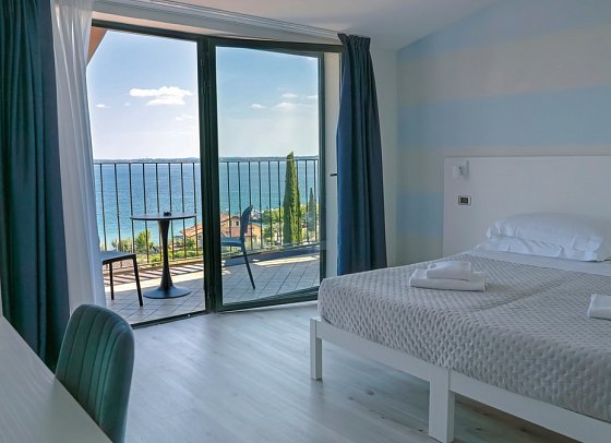 AHG Riva del Sole - Wohnbeispiel Doppelzimmer Panoramic Seeblick (Zimmercodierungen DB1, DB2 & DSI)