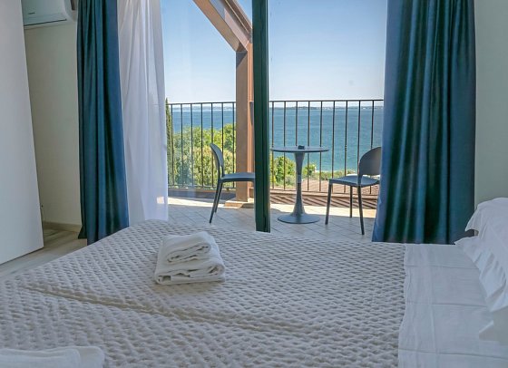 AHG Riva del Sole - Wohnbeispiel Doppelzimmer Panoramic Seeblick (Zimmercodierungen DB1, DB2 & DSI)