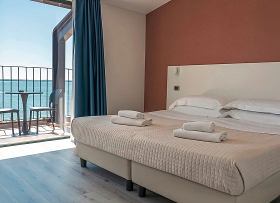 AHG Riva del Sole - Wohnbeispiel Doppelzimmer Panoramic Seeblick (Zimmercodierungen DB1, DB2 & DSI)